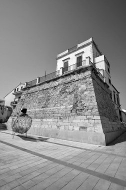 İtalya, Sicilya, Akdeniz, Marina di Ragusa (Ragusa Eyaleti), bugün kasabanın deniz kenarında bulunan eski bir sarasin kulesinin manzarası..