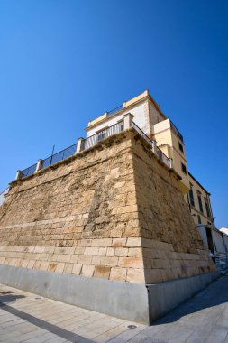 İtalya, Sicilya, Akdeniz, Marina di Ragusa (Ragusa Eyaleti), bugün kasabanın deniz kenarında bulunan eski bir sarasin kulesinin manzarası..