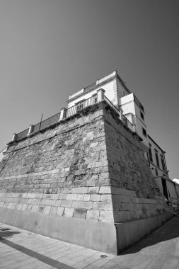 İtalya, Sicilya, Akdeniz, Marina di Ragusa (Ragusa Eyaleti), bugün kasabanın deniz kenarında bulunan eski bir sarasin kulesinin manzarası..