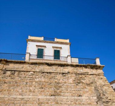 İtalya, Sicilya, Akdeniz, Marina di Ragusa (Ragusa Eyaleti), bugün kasabanın deniz kenarında bulunan eski bir sarasin kulesinin manzarası..