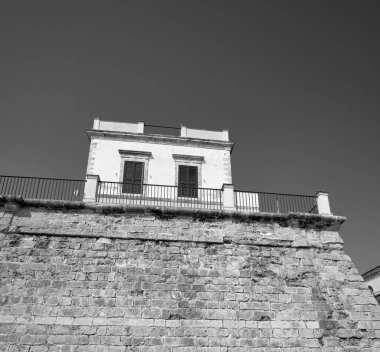 İtalya, Sicilya, Akdeniz, Marina di Ragusa (Ragusa Eyaleti), bugün kasabanın deniz kenarında bulunan eski bir sarasin kulesinin manzarası..