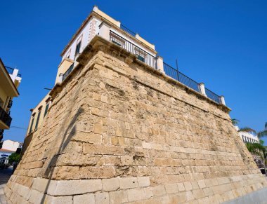 İtalya, Sicilya, Akdeniz, Marina di Ragusa (Ragusa Eyaleti), bugün kasabanın deniz kenarında bulunan eski bir sarasin kulesinin manzarası..