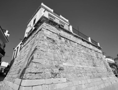 İtalya, Sicilya, Akdeniz, Marina di Ragusa (Ragusa Eyaleti), bugün kasabanın deniz kenarında bulunan eski bir sarasin kulesinin manzarası..