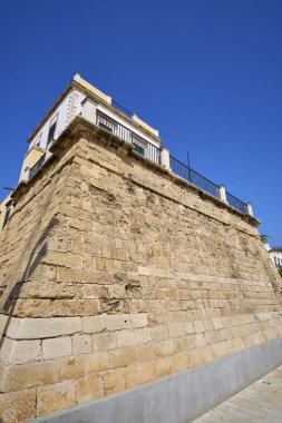 İtalya, Sicilya, Akdeniz, Marina di Ragusa (Ragusa Eyaleti), bugün kasabanın deniz kenarında bulunan eski bir sarasin kulesinin manzarası..