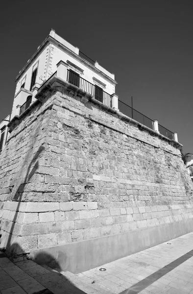 İtalya, Sicilya, Akdeniz, Marina di Ragusa (Ragusa Eyaleti), bugün kasabanın deniz kenarında bulunan eski bir sarasin kulesinin manzarası..