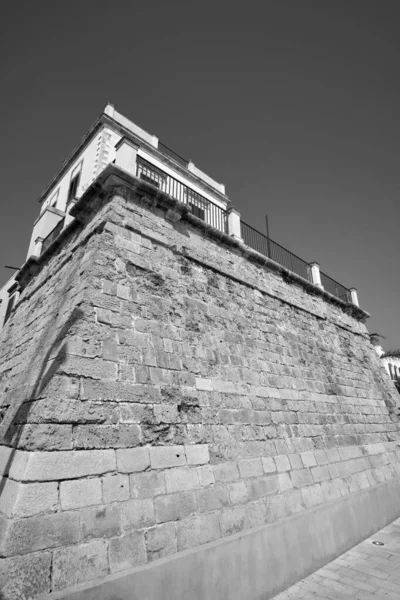 İtalya, Sicilya, Akdeniz, Marina di Ragusa (Ragusa Eyaleti), bugün kasabanın deniz kenarında bulunan eski bir sarasin kulesinin manzarası..