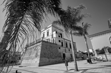 İtalya, Sicilya, Akdeniz, Marina di Ragusa (Ragusa Eyaleti), bugün kasabanın deniz kenarında bulunan eski bir sarasin kulesinin manzarası..