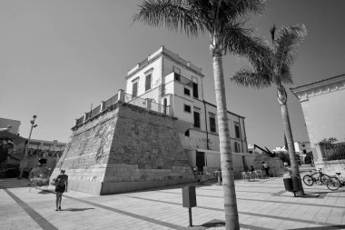 İtalya, Sicilya, Akdeniz, Marina di Ragusa (Ragusa Eyaleti), insanlar ve eski bir sarasin kulesi, bugün kasabanın deniz kenarında bir teras..