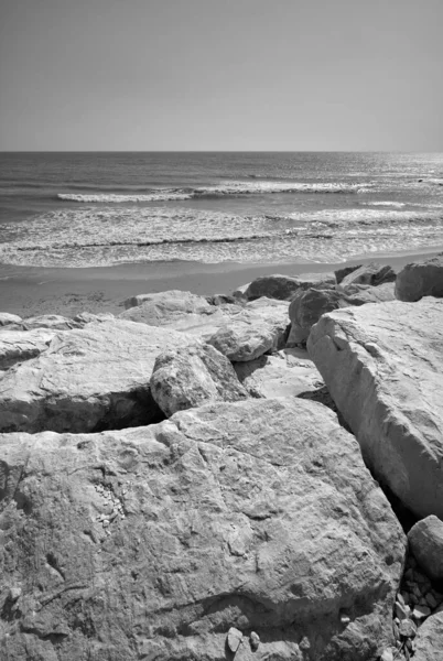 Италия Сицилия Средиземное Море Юго Восточное Песчаное Побережье Волнообразные Камни — стоковое фото