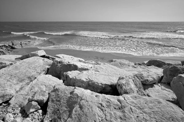 Itália Sicília Mar Mediterrâneo Litoral Sul Leste Arenoso Pedras Quebra — Fotografia de Stock