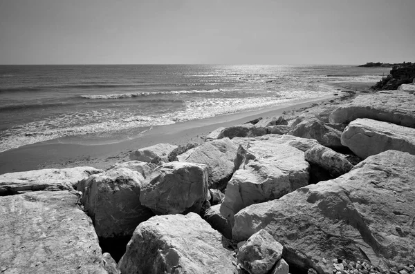 Италия Сицилия Средиземное Море Юго Восточное Песчаное Побережье Волнообразные Камни — стоковое фото