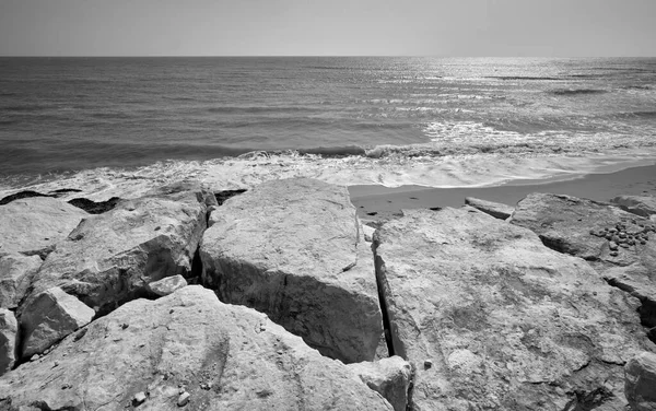イタリア シチリア島 地中海 南東部の砂浜海岸線 コーカサスビーチの防波堤石 ラグーザ州 — ストック写真
