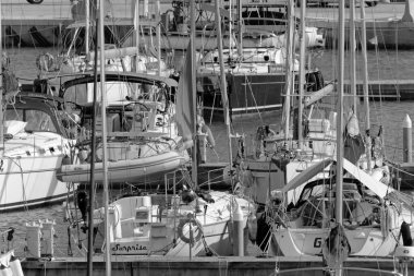 İtalya, Sicilya, Akdeniz, Marina di Ragusa (Ragusa Eyaleti); 18 Eylül 2020, limanda yelkenli tekneleri - EDITORIAL
