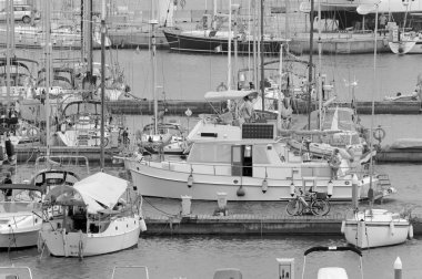 İtalya, Sicilya, Akdeniz, Marina di Ragusa (Ragusa Eyaleti); 23 Eylül 2020, limanda lüks bir yatta insanlar - EDITORIAL