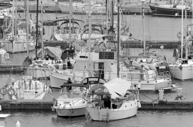 İtalya, Sicilya, Akdeniz, Marina di Ragusa (Ragusa Eyaleti); 23 Eylül 2020, limanda lüks bir yatta insanlar - EDITORIAL