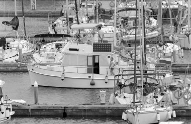 İtalya, Sicilya, Akdeniz, Marina di Ragusa (Ragusa Eyaleti); 23 Eylül 2020, limanda lüks bir yatta insanlar - EDITORIAL