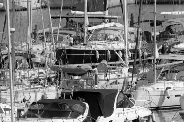 İtalya, Sicilya, Akdeniz, Marina di Ragusa (Ragusa Eyaleti); 25 Eylül 2020, limandaki insanlar ve lüks yatlar - EDITORIAL