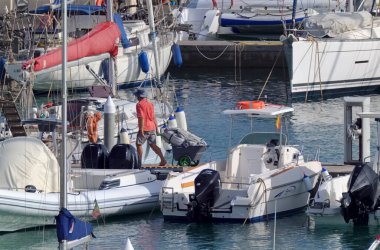 İtalya, Sicilya, Akdeniz, Marina di Ragusa (Ragusa Eyaleti); 25 Eylül 2020, limandaki insanlar, motorlu tekneler ve lüks yatlar - EDITORIAL