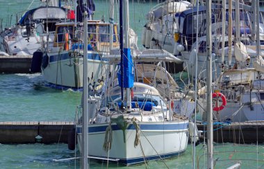 İtalya, Sicilya, Akdeniz, Marina di Ragusa (Ragusa Eyaleti); 26 Eylül 2020, limanda yelkenli tekneleri - EDITORIAL