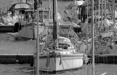 İtalya, Sicilya, Akdeniz, Marina di Ragusa (Ragusa Eyaleti); 26 Eylül 2020, limanda yelkenli tekneleri - EDITORIAL