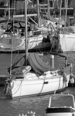 İtalya, Sicilya, Akdeniz, Marina di Ragusa (Ragusa ili); 26 Eylül 2020, limanda lüks yatlar - EDITORIAL