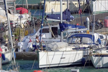 İtalya, Sicilya, Akdeniz, Marina di Ragusa (Ragusa Eyaleti); 26 Eylül 2020, limandaki insanlar ve lüks yatlar - EDITORIAL