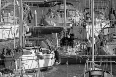 İtalya, Sicilya, Akdeniz, Marina di Ragusa (Ragusa Eyaleti); 26 Eylül 2020, limandaki insanlar ve lüks yatlar - EDITORIAL