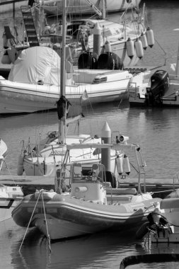 İtalya, Sicilya, Akdeniz, Marina di Ragusa (Ragusa ili); 27 Eylül 2020, limanda motorlu tekne ve lüks yatlar - EDITORIAL