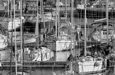 İtalya, Sicilya, Akdeniz, Marina di Ragusa (Ragusa Eyaleti); 28 Eylül 2020, limanda yelkenli tekneleri - EDITORIAL