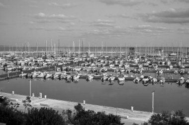 İtalya, Sicilya, Akdeniz, Marina di Ragusa (Ragusa Eyaleti); gün batımında limanda tekne ve lüks yatlar 
