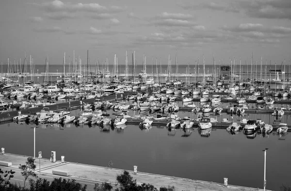 意大利 西西里 地中海 拉古萨港 拉古萨省 日落时港口的游艇和豪华游艇 — 图库照片