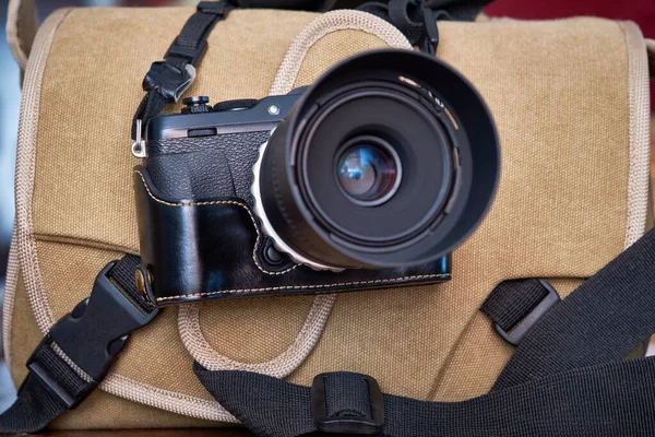 レンズとカメラバッグ付きデジタルミラーレスカメラ — ストック写真