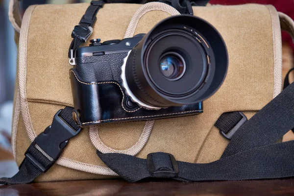 レンズとカメラバッグ付きデジタルミラーレスカメラ — ストック写真