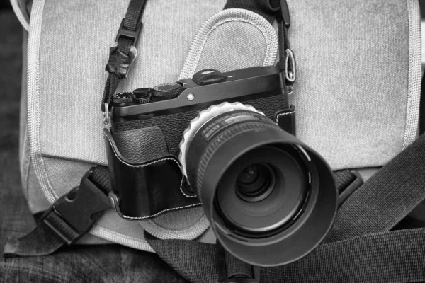 렌즈와 카메라 가방이 디지털 카메라 — 스톡 사진