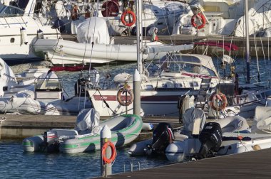 İtalya, Sicilya, Akdeniz, Marina di Ragusa (Ragusa Eyaleti); 29 Eylül 2020, limanda motorlu tekneler ve lüks yatlar - EDITORIAL