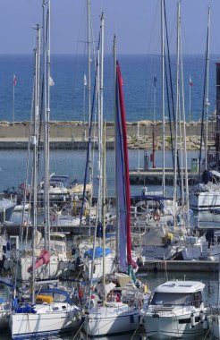 İtalya, Sicilya, Akdeniz, Marina di Ragusa (Ragusa ili); 2 Ekim 2020, limanda lüks yatlar - EDITORIAL