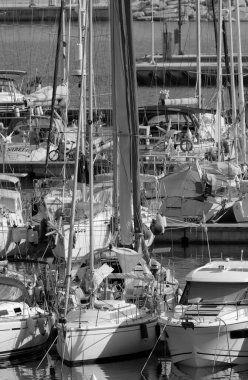 İtalya, Sicilya, Akdeniz, Marina di Ragusa (Ragusa ili); 2 Ekim 2020, limanda lüks yatlar - EDITORIAL