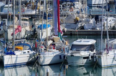 İtalya, Sicilya, Akdeniz, Marina di Ragusa (Ragusa ili); 2 Ekim 2020, limanda lüks yatlar - EDITORIAL