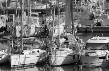 İtalya, Sicilya, Akdeniz, Marina di Ragusa (Ragusa ili); 2 Ekim 2020, limanda lüks yatlar - EDITORIAL