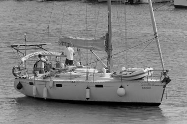 İtalya, Sicilya, Akdeniz, Marina di Ragusa (Ragusa Eyaleti); 3 Ekim 2020, limandaki bir yelkenli teknesinde insanlar - EDITORIAL