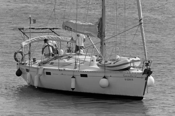意大利 西西里 地中海 拉古萨海 拉古萨省 2020年10月3日 港口一艘帆船上的乘客 Editorial — 图库照片