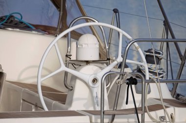 İtalya, Sicilya, Akdeniz, Marina di Ragusa (Ragusa Eyaleti); 4 Ekim 2020, teknenin çarkı, limandaki bir yelkenli teknesinin vinç ve deniz halatları - EDITORIAL