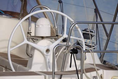 İtalya, Sicilya, Akdeniz, Marina di Ragusa (Ragusa Eyaleti); 4 Ekim 2020, teknenin çarkı, limandaki bir yelkenli teknesinin vinç ve deniz halatları - EDITORIAL