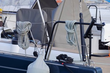 İtalya, Sicilya, Akdeniz, Marina di Ragusa (Ragusa Eyaleti); limandaki bir yelkenli teknesinde vinç ve deniz ipleri 