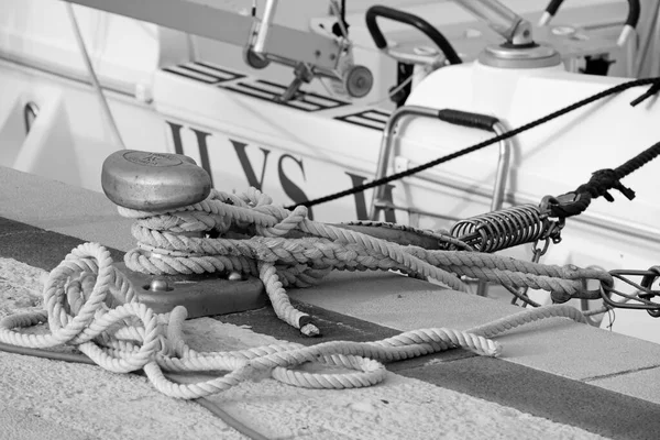 イタリア シチリア島 地中海 マリーナ ラグーザ 10月2020 ポート内の帆船 鋼製の風船や航海ロープ — ストック写真