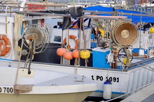 Olaszország Szicília Marina Ragusa Ragusa Tartomány Szicíliai Fahalászhajók Luxusjachtok Kikötőben — Stock Fotó