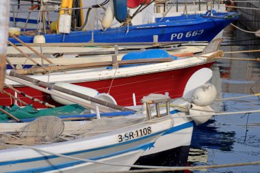 İtalya, Sicilya, Marina di Ragusa (Ragusa Eyaleti), limanda tahtadan balıkçı tekneleri