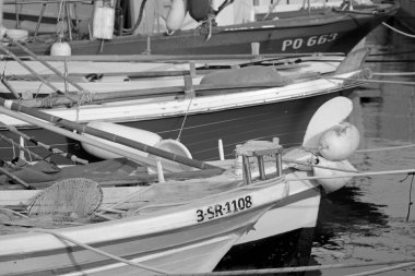 İtalya, Sicilya, Marina di Ragusa (Ragusa Eyaleti), limanda tahtadan balıkçı tekneleri