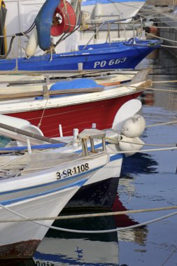 İtalya, Sicilya, Marina di Ragusa (Ragusa Eyaleti), limanda tahtadan balıkçı tekneleri