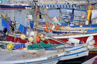 İtalya, Sicilya, Marina di Ragusa (Ragusa Eyaleti), 4 Ekim 2020, Sicilya tahtadan balıkçı tekneleri ve limanda lüks yatlar - EDITORIAL